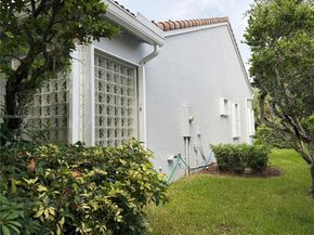 260 Montclaire Dr, Weston FL 33326