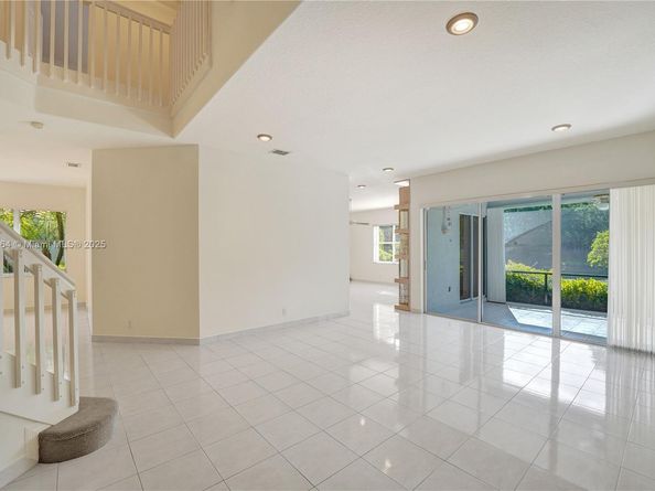 260 Montclaire Dr, Weston FL 33326