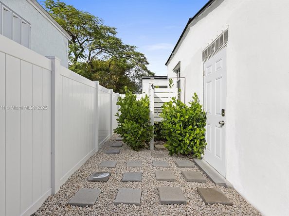 794 NW 45th St, Miami FL 33127