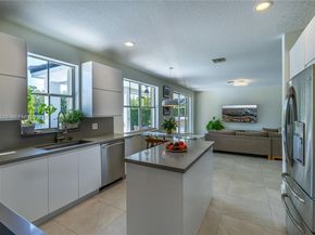 910 Sunflower Cir, Weston FL 33327