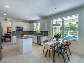 910 Sunflower Cir, Weston FL 33327