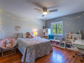 910 Sunflower Cir, Weston FL 33327