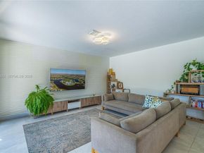 910 Sunflower Cir, Weston FL 33327