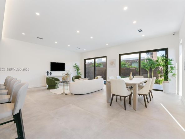 2435 NE 18th St, Fort Lauderdale FL 33305