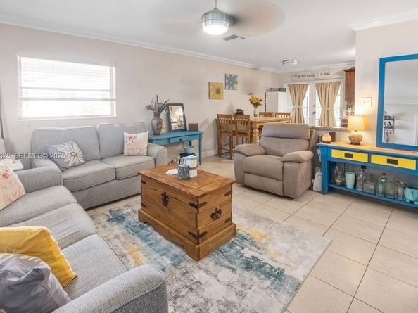 7002 NW 95th Ave, Tamarac FL 33321