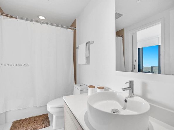 121 NE 34th St 1814, Miami FL 33137