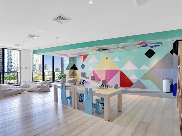 121 NE 34th St 1814, Miami FL 33137