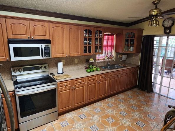 18959 NW 63rd Ct Cir, Hialeah FL 33015