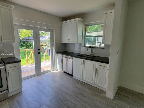 560 NW 53rd St, Miami FL 33127