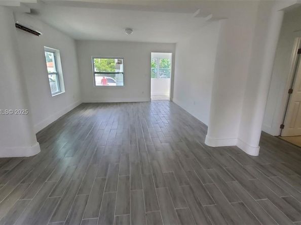 560 NW 53rd St, Miami FL 33127