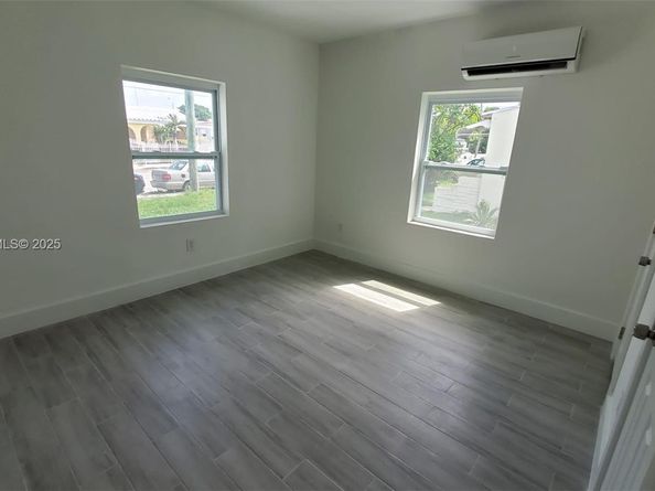 560 NW 53rd St, Miami FL 33127