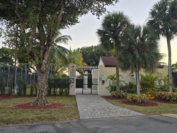 10454 NW 5th Ter 430, Miami FL 33172