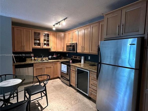 530 NE 15th Ct 1, Fort Lauderdale FL 33304