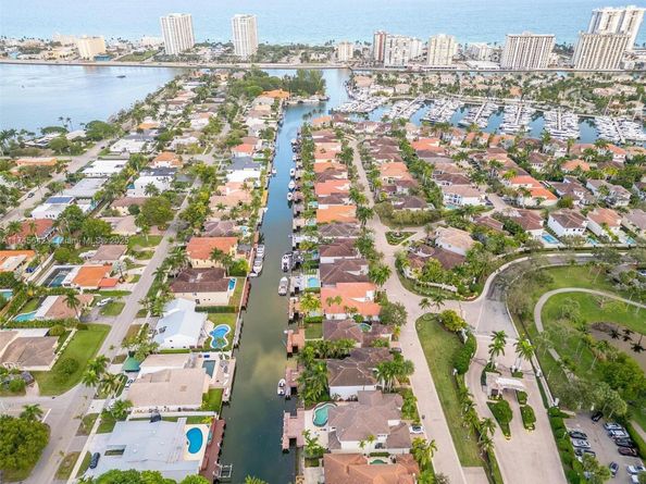 920 Captiva Dr, Hollywood FL 33019
