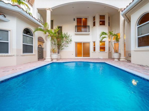 920 Captiva Dr, Hollywood FL 33019