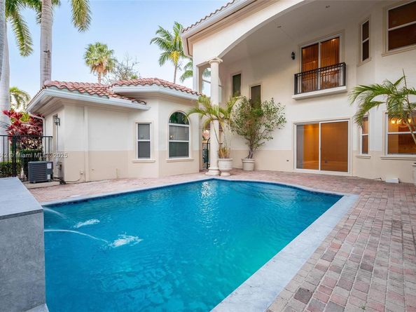920 Captiva Dr, Hollywood FL 33019
