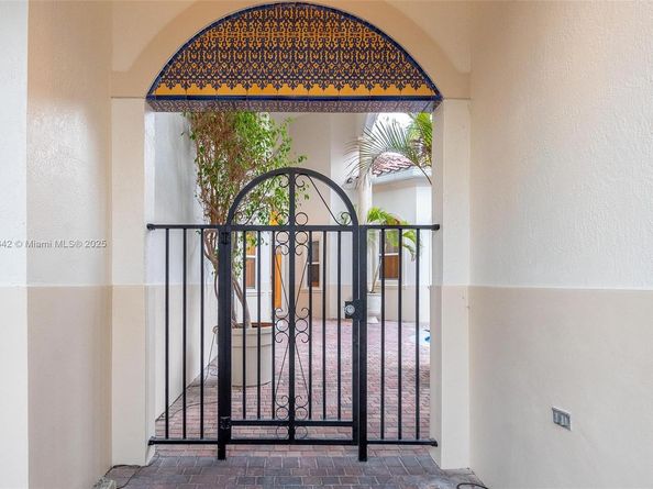 920 Captiva Dr, Hollywood FL 33019