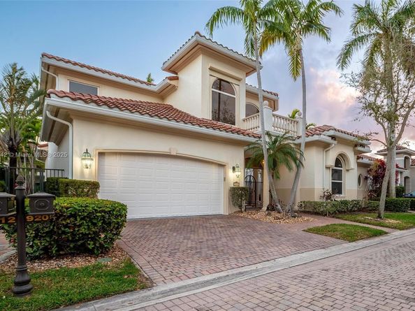 920 Captiva Dr, Hollywood FL 33019
