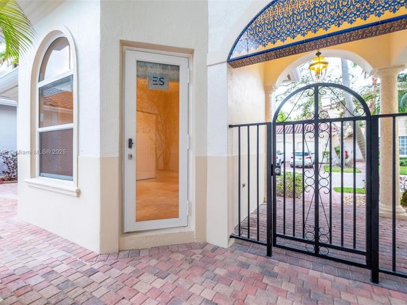 920 Captiva Dr, Hollywood FL 33019