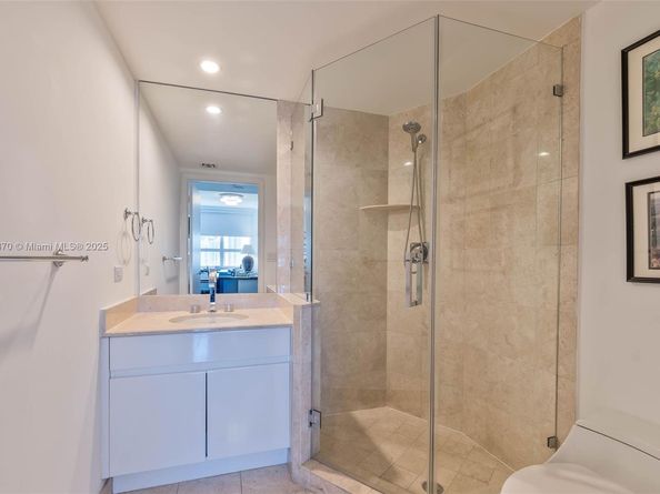848 Brickell Key Dr 1906, Miami FL 33131