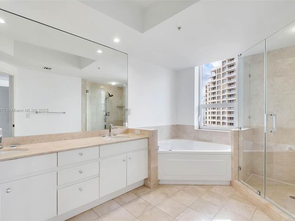 848 Brickell Key Dr 1906, Miami FL 33131