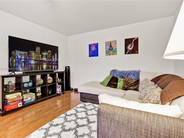 1065 Nandina Dr, Weston FL 33327