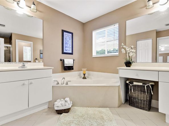 1065 Nandina Dr, Weston FL 33327