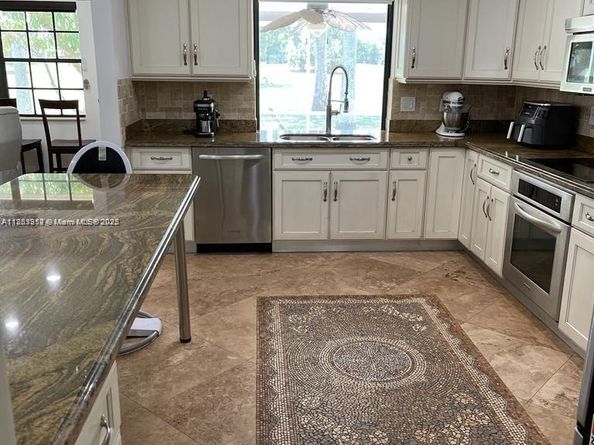 19265 E Saint Andrews Dr, Hialeah FL 33015