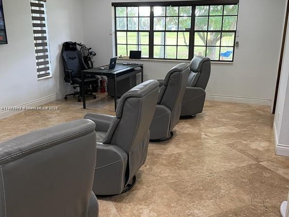 19265 E Saint Andrews Dr, Hialeah FL 33015