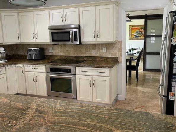 19265 E Saint Andrews Dr, Hialeah FL 33015