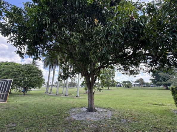 19265 E Saint Andrews Dr, Hialeah FL 33015