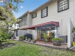 9012 Vineyard Lake Dr, Plantation FL 33324