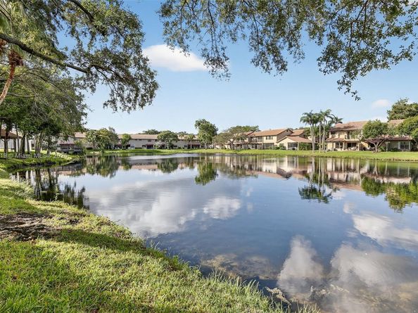 9012 Vineyard Lake Dr, Plantation FL 33324