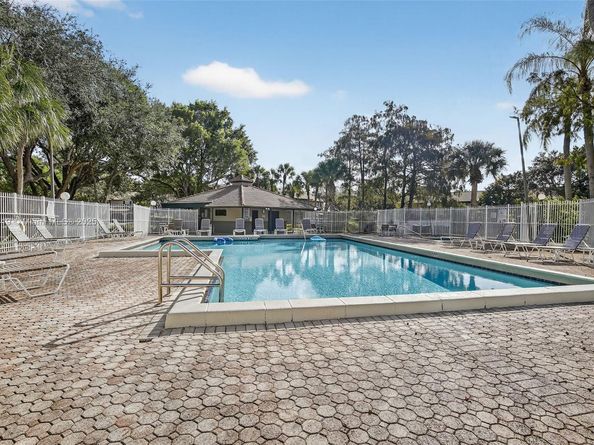 9012 Vineyard Lake Dr, Plantation FL 33324