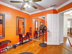 9012 Vineyard Lake Dr, Plantation FL 33324