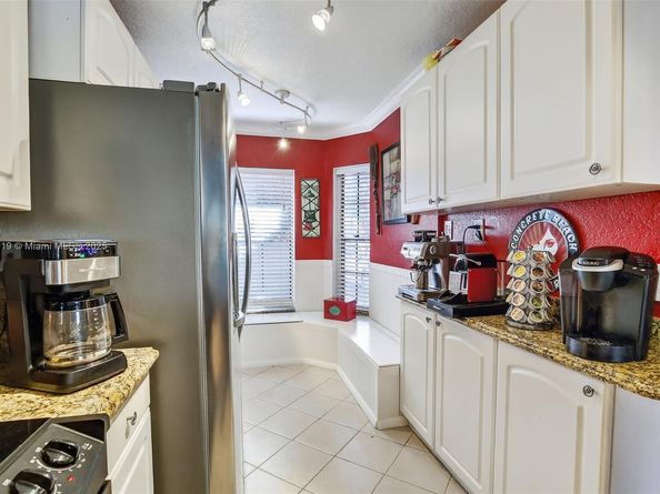 9012 Vineyard Lake Dr, Plantation FL 33324