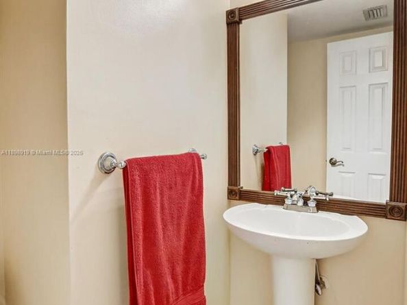 9012 Vineyard Lake Dr, Plantation FL 33324