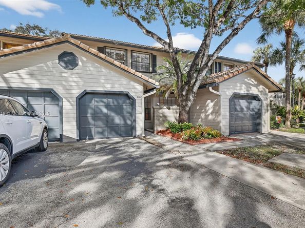 9012 Vineyard Lake Dr, Plantation FL 33324