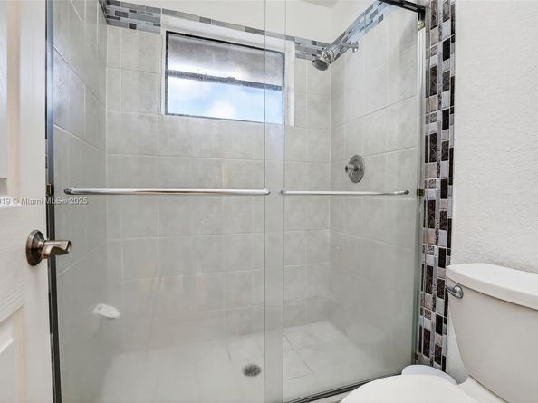 9012 Vineyard Lake Dr, Plantation FL 33324