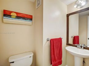 9012 Vineyard Lake Dr, Plantation FL 33324