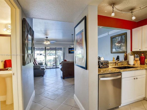 9012 Vineyard Lake Dr, Plantation FL 33324