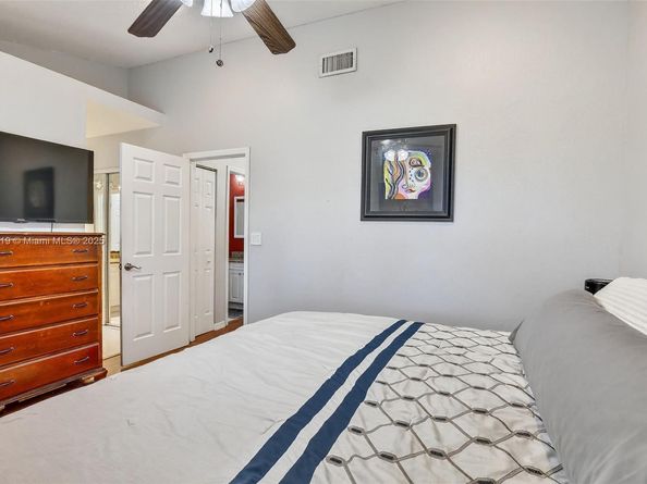9012 Vineyard Lake Dr, Plantation FL 33324