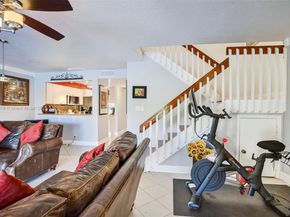 9012 Vineyard Lake Dr, Plantation FL 33324
