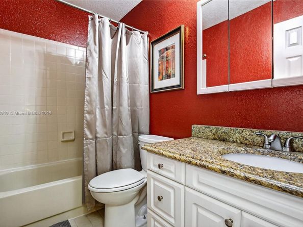 9012 Vineyard Lake Dr, Plantation FL 33324