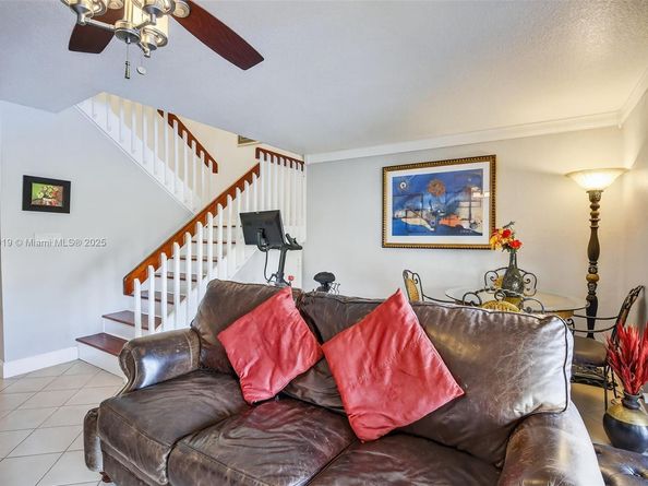9012 Vineyard Lake Dr, Plantation FL 33324