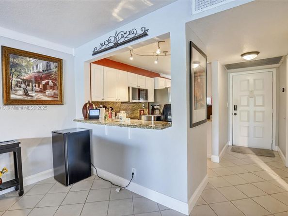 9012 Vineyard Lake Dr, Plantation FL 33324