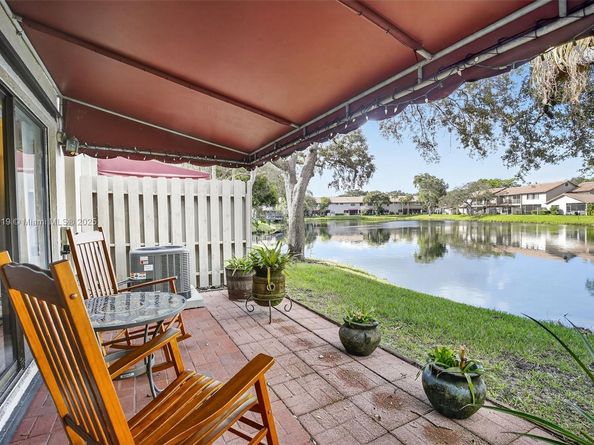 9012 Vineyard Lake Dr, Plantation FL 33324