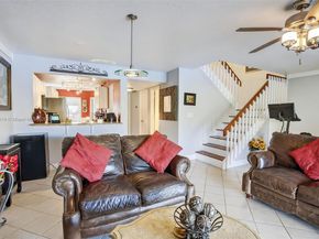 9012 Vineyard Lake Dr, Plantation FL 33324