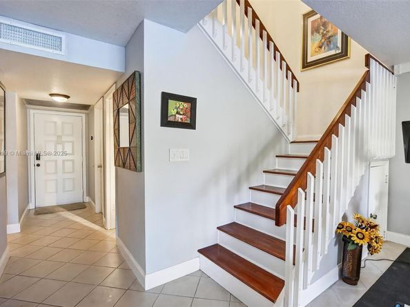 9012 Vineyard Lake Dr, Plantation FL 33324