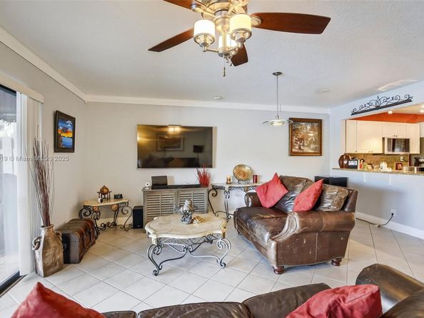 9012 Vineyard Lake Dr, Plantation FL 33324